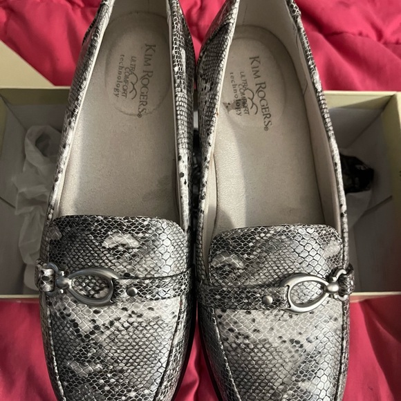 Kim Rogers Shoes - Kim Rogers Gray Snakeskin Flats